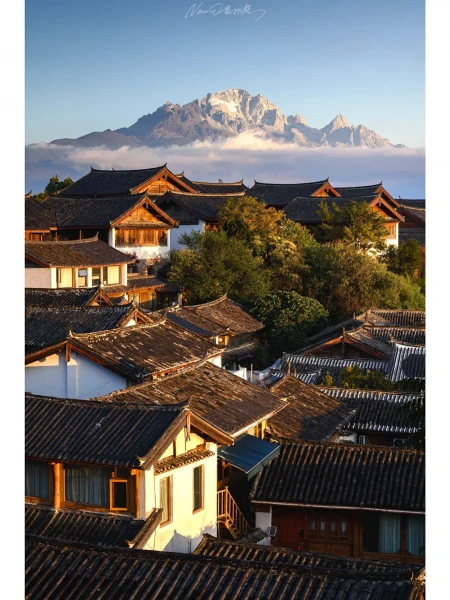 在丽江打卡雪山与古城同框机位