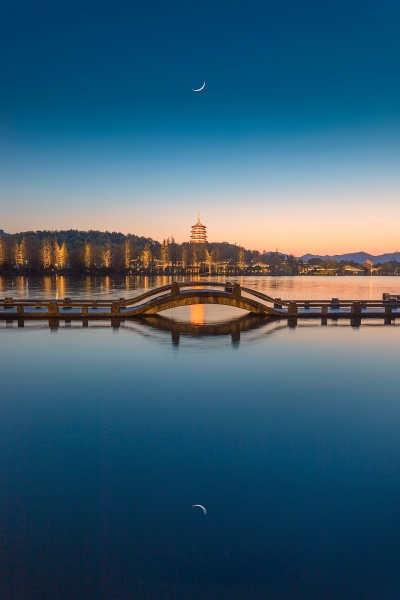 残月伴塔杭州西湖雷峰塔