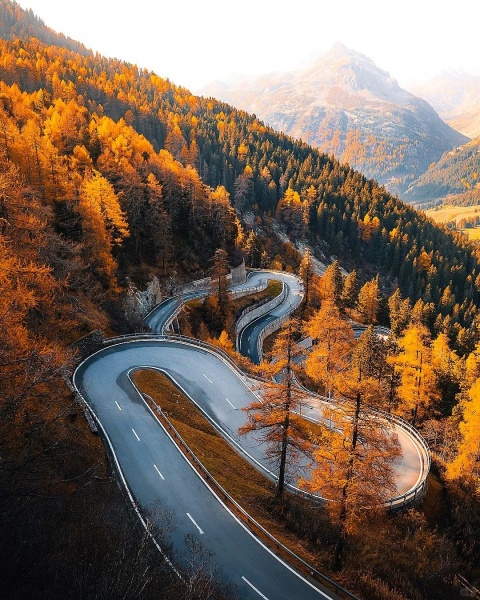 明亮的山脉和天空