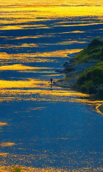 长河铺碎金，归人踏晚光