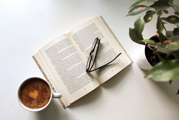 喝着咖啡阅读书籍，那是快乐安逸的
