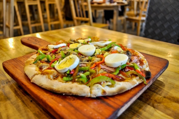 意式圆舞曲：披萨饼在烤炉中旋转的芝士焰火