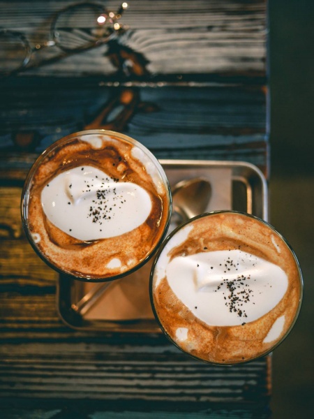 双杯絮语：两杯咖啡在晨光中摇曳的温度对话