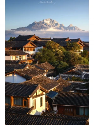 在丽江打卡雪山与古城同框机位