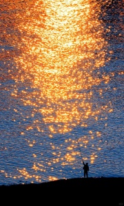 钓竿挑碎金，闲坐揽黄昏