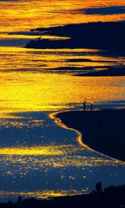 金滩衔暮色，人影浸流光