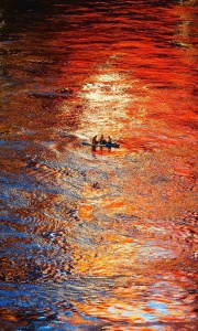 焰浪裹舟行，赤波载暖歌